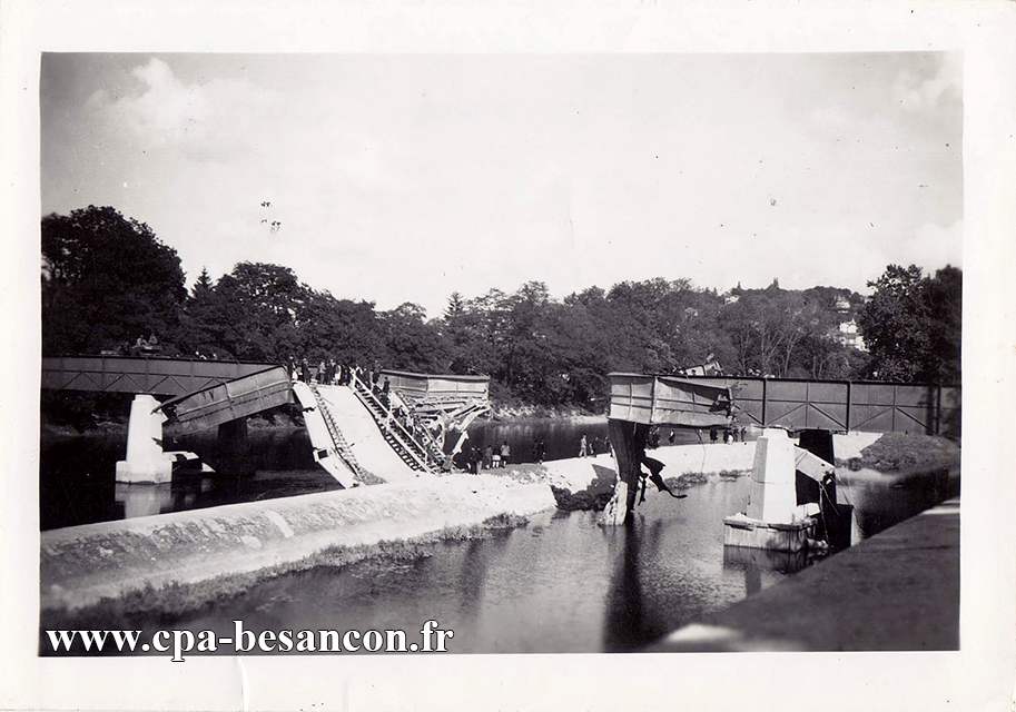 BESANÇON - La passerelle reliant Charlotte à l'avenue Denfert Rochereau, sautée à 16h20, le mardi 5 septembre 1944.